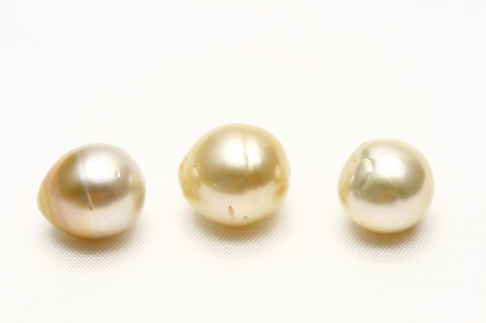 南洋白蝶真珠パールルース　両穴　3ピース　11-10mm　ナチュラルゴールドカラ ー　d0520ryo02