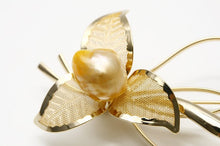 画像をギャラリービューアに読み込む, 南洋白蝶真珠パールブローチ　13×11mm　ナチュラルゴールドカラー　合金製　e0523bro06
