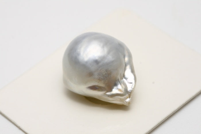 南洋白蝶真珠パールルース　両穴　17×15mm　ホワイトカラー